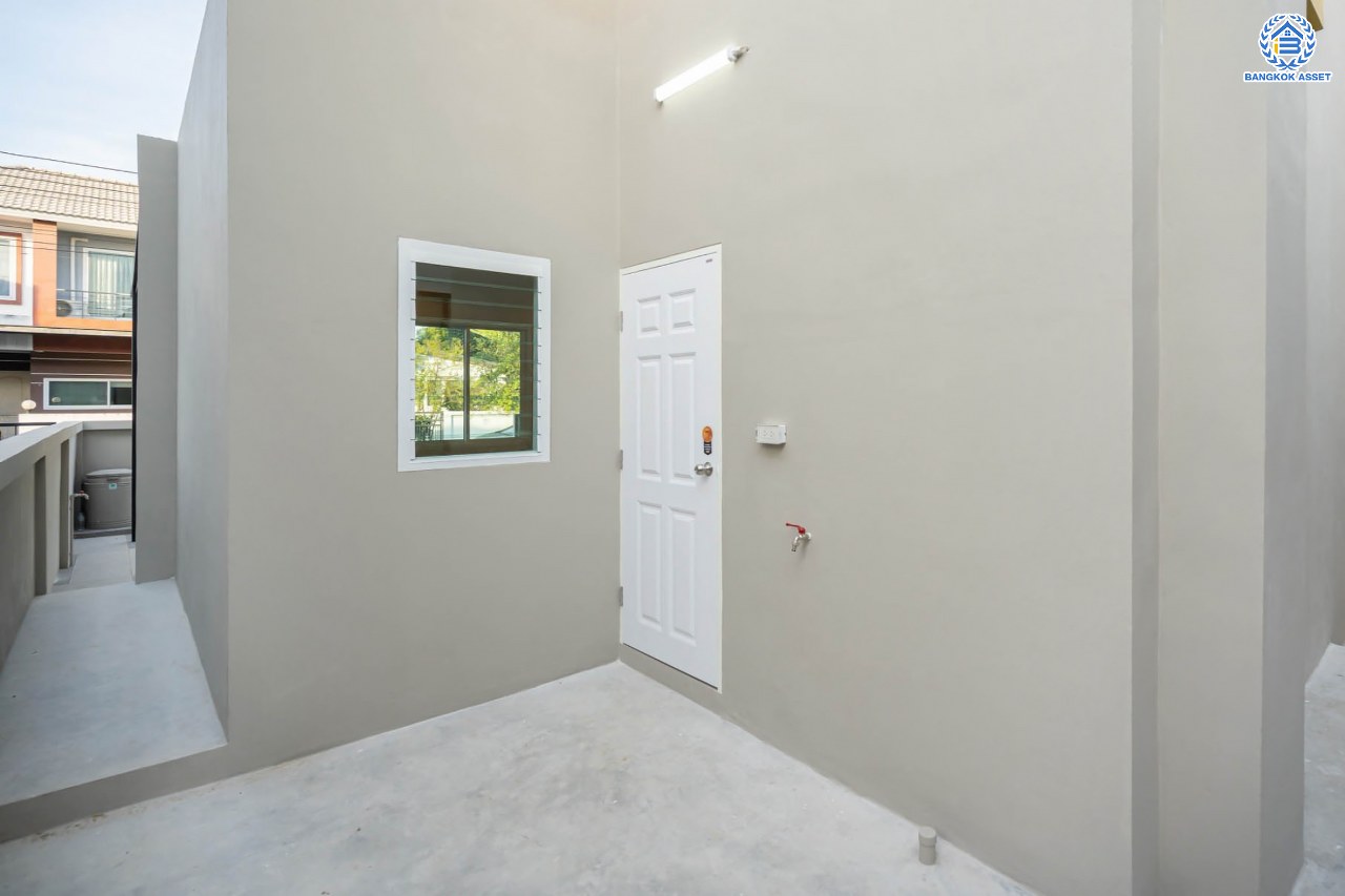 บ้านมือสองตกแต่งใหม่ โครงการ ดีซิโอ้ อรดา ราชพฤกษ์ หลังมุม เนื้อที่ 50.6 ตร.ว. ตอบโจทย์ทุกการอยู่อาศัย ฟังก์ชัน 3 ห้องนอน 3 ห้องน้ำ 2 ที่จอดรถ บรรยากาศเงียบสงบ บนทำเลเดินทางสะดวก เชื่อมต่อหลายเส้นทาง ใกล้รถไฟฟ้าสายสีม่วง "สถานีบางรักใหญ่"